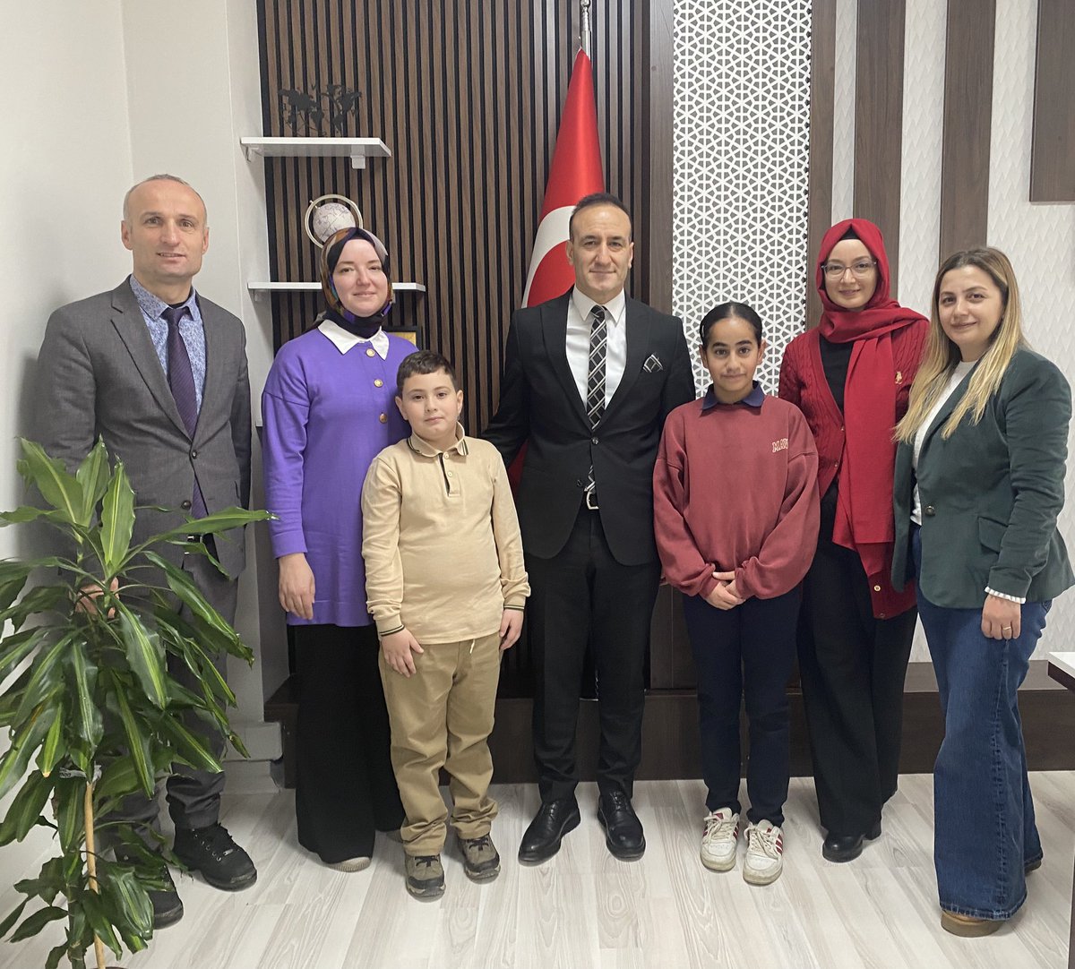 Dilimizin Zenginlikleri Projesi kapsamında düzenlenen Sözlük Tasarımı Yarışması’nda il genelinde derece elde eden öğrencilerimiz;
il ikinciliği derecesini elde eden Sahra Salazalp (İnönü İmam Hatip Ortaokulu) ile
il üçüncülüğü derecesini elde eden Alptuğ Ege Kar (İnönü Vehbi Koç