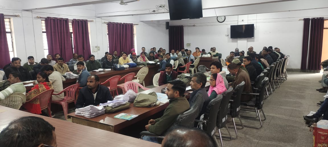 *विशेष प्रगाढ़ पुनरीक्षण 2026* के अंतर्गत आज दिनांक 15/12/2025 को *विधानसभा क्षेत्र-283 नानपारा* के समस्त बीएलओ और सुपरवाइजर की SIR से संबंधित कार्यो की समीक्षा की गई जिसमे *ASD मतदाता, लॉजिकल एरर, नो मैपिंग* आदि के कार्यो की समीक्षा की गई।