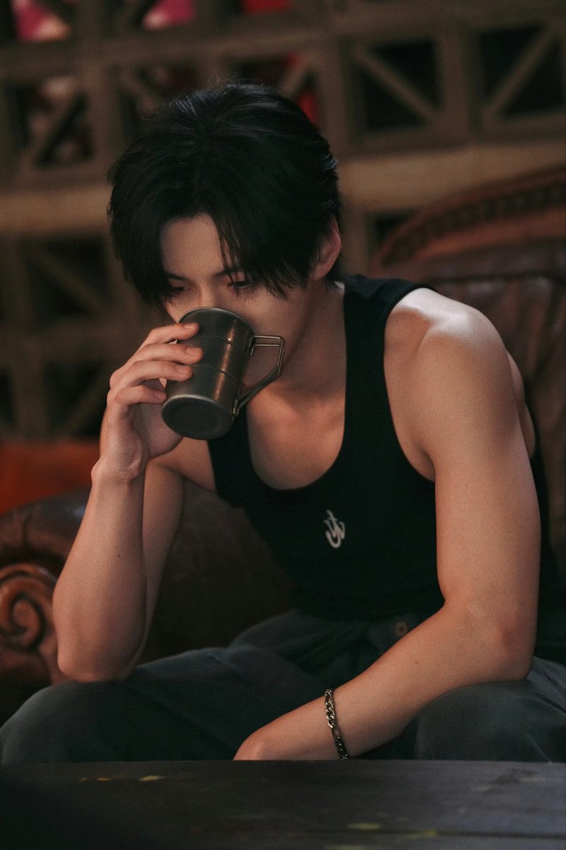 shixunboo's tweet image. I'll always be his biceps number 1 enthusiast 💪💪

#HeYu #何与 
#SpeedAndLove #双轨