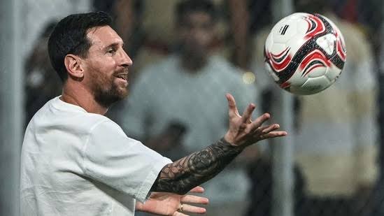 EarthNewsLadakh's tweet photo. Argentine football superstar Lionel Messi arrived in New Delhi on Monday for the final leg of his G.O.A.T India Tour after his flight from Mumbai was delayed considerably due to inclement weather. #MessiInIndia #Messi #messiindelhi #Messi𓃵 #MessiCup https://t.co/gSOnITwhQL