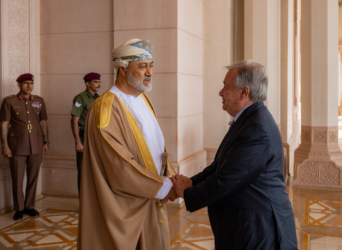 جلالة السُّلطان المُعظّم /حفظهُ اللهُ ورعاهُ/ يتفضّلُ فيمنح وسام عُمان المدني من الدرجة الأولى لمعالي الأمين العام للأمم المتحدة، وذلك خلال استقبال جلالته له بقصر البركة العامر، تقديرًا من لدن جلالته لدوره الدبلوماسي والسياسي البارز، وجهوده المتواصلة في دعم مسارات حل النزاعات،