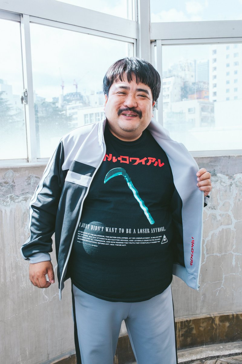 【あす16日発売】
『バトル・ロワイアル』公開25周年記念

“キタノのジャージ”
＼期間限定 受注販売／
「Tシャツ 鎌Ver.」も再販✨️

全国5館での1日限定上映も🎬️
🔻商品詳細（写真14枚）
oricon.co.jp/news/2423706/f…

 #ビートたけし #バトルロワイヤル