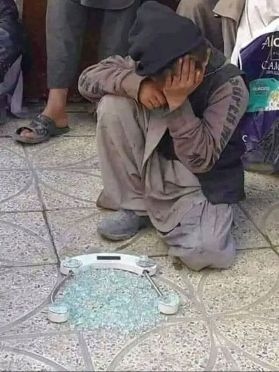 یہ بچہ وزن کرنے والی مشین سے دو چار روپے کما رہا تھا مگر عاصم منیر کے قانون سے یہ برداشت نہیں ہوا
مشین توڑ کر بچے کو بھوکا مرنے کیلئے چھوڑ دیا۔
آہ بدقسمت پاکستان 💔