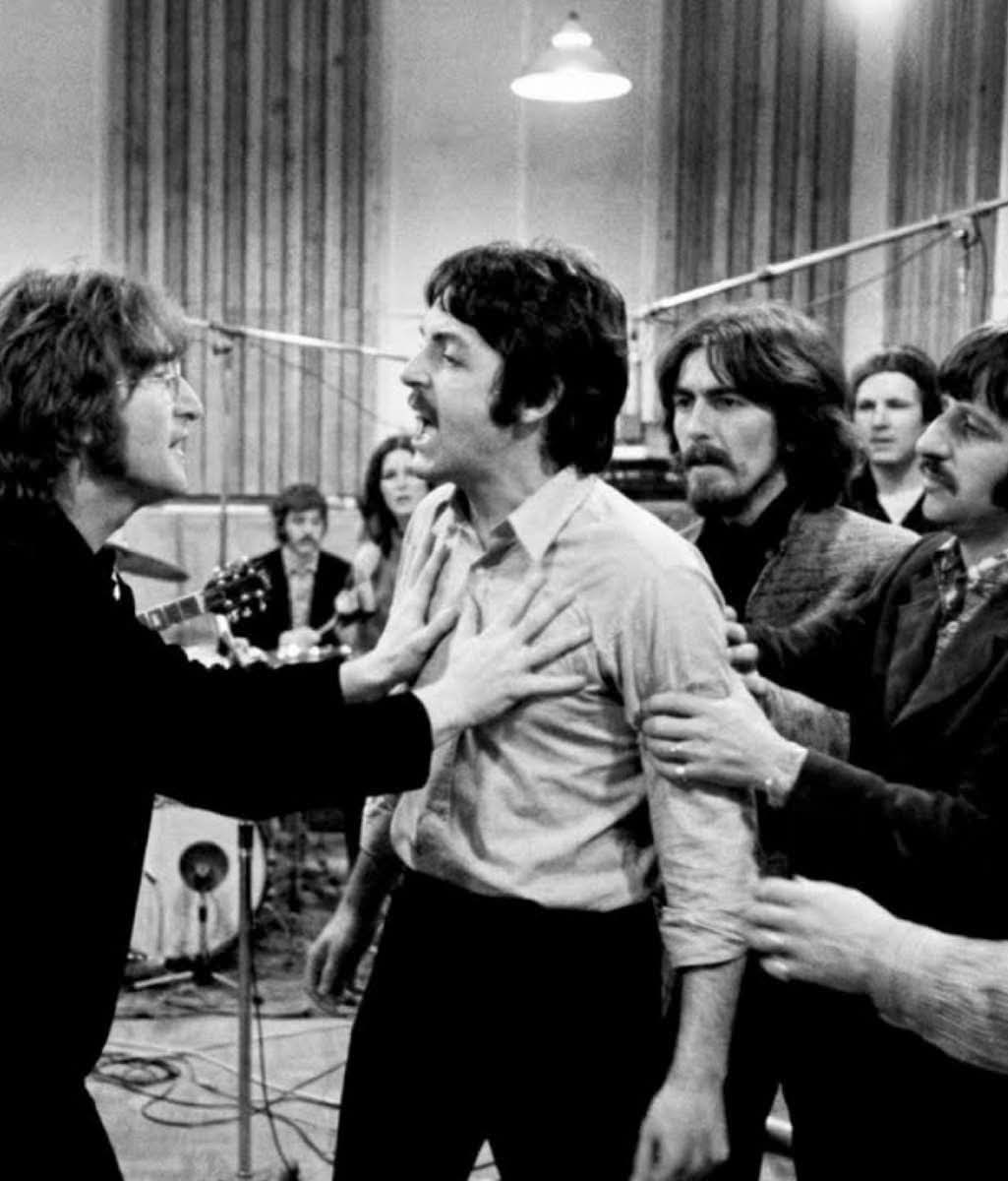 ksan1974's tweet image. この写真、初めて見たけど、AI画像？　
ポールがジョンにマジギレしてるようなのだが、ジョンよりによってどこを触ってるんだw