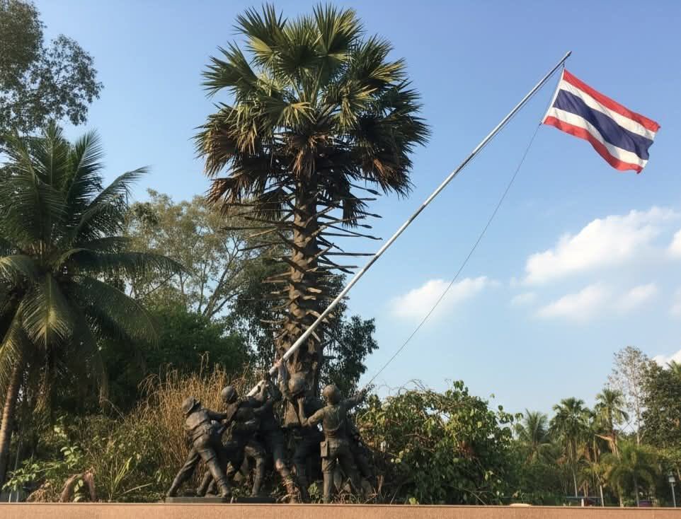 🙏ภาพนี้จะอยู่ในความทรงจำของชาวไทยตลอดไป…
รู้สึกถึงความภาคภูมิใจที่ประเทศไทยมีทหารกล้าบ้าบิ่น!! ที่ยอมสละได้แม้กระทั่งชีวิต นี่ไม่ใช่การทำเพื่อตนเองเลย แต่มันเกิดขึ้นภายใต้จิตสำนึกแห่งความหวงแหนประเทศชาติ
ขอคารวะจากใจทั้งปวง💚💚💚

#สดุดีที่ทหารกล้า