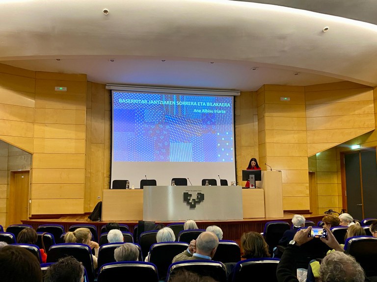 📝 dantzan.eus/albisteak/ane-…

“Baserritar jantziaren sorrera eta bilakaera” doktore-tesia defendatu du Ane Albisuk. 1885-1990 urteen arteko baserritar jantziaren bilakaerari erreparatu dio eta Gipuzkoan eta emakumeen jantzian jarri du fokua.