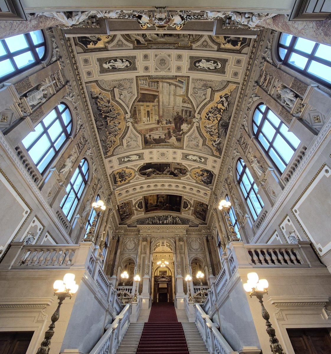 Only In Guides/The Urban Explorer tweet media