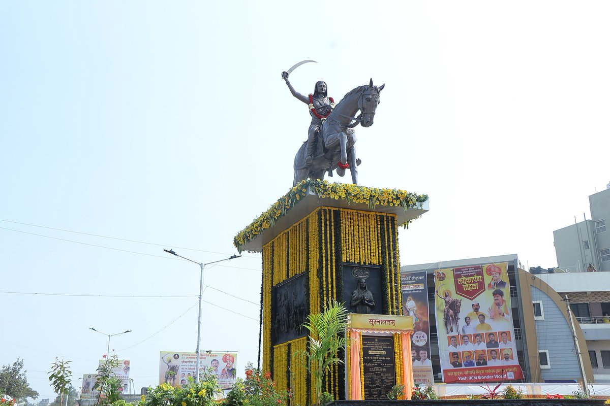 patilvishalvp's tweet image. सांगलीतील जुना कुपवाड रोडवर उभारण्यात आलेल्या पुण्यश्लोक अहिल्यादेवी होळकर यांच्या अश्वारूढ पुतळ्याचे लोकार्पण राज्याचे मुख्यमंत्री मा. ना. देवेंद्रजी फडणवीस यांच्या शुभहस्ते संपन्न झाले. हा सोहळा सांगली शहराच्या सांस्कृतिक, ऐतिहासिक व सामाजिक जीवनात एक महत्त्वाचा टप्पा ठरणारा…