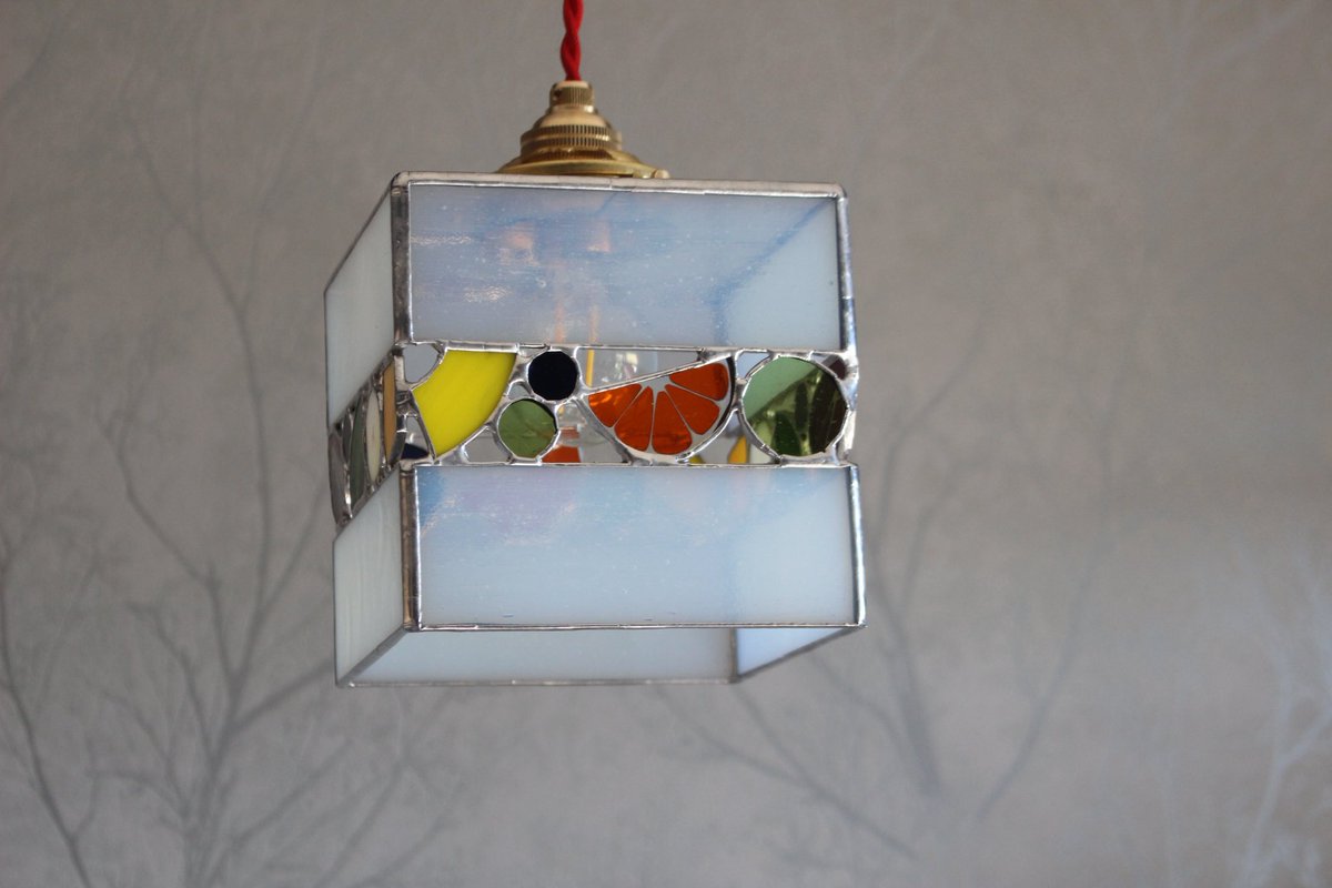 フルーツケーキのランプ
①気まぐれミックス

フルーツシリーズで1番拘っているのは配色。デフォルメしても美味しそうにするには、とにかくドンピシャな色を選ぶのがミソです。

事実、この赤じゃ苺が酸っぱくなる！と没にしたガラスもいました笑

これも個展で販売します〜

#ステンドグラス
#萌え断