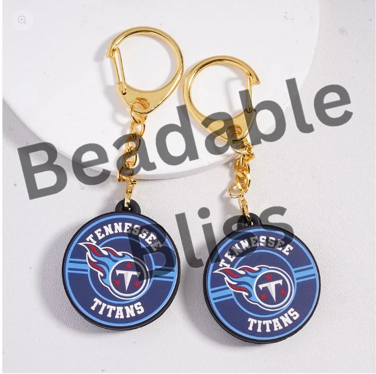 Beadablebliss's tweet image. Metal keychain with lobster clasp and silicone charm pendant features a Tennessee football design in a flat round shape with a gold finish. 
#MetalKeychain #LobsterClaspKeychain #SiliconeCharm 
For Shop Visit: beadablebliss.com/products/metal…