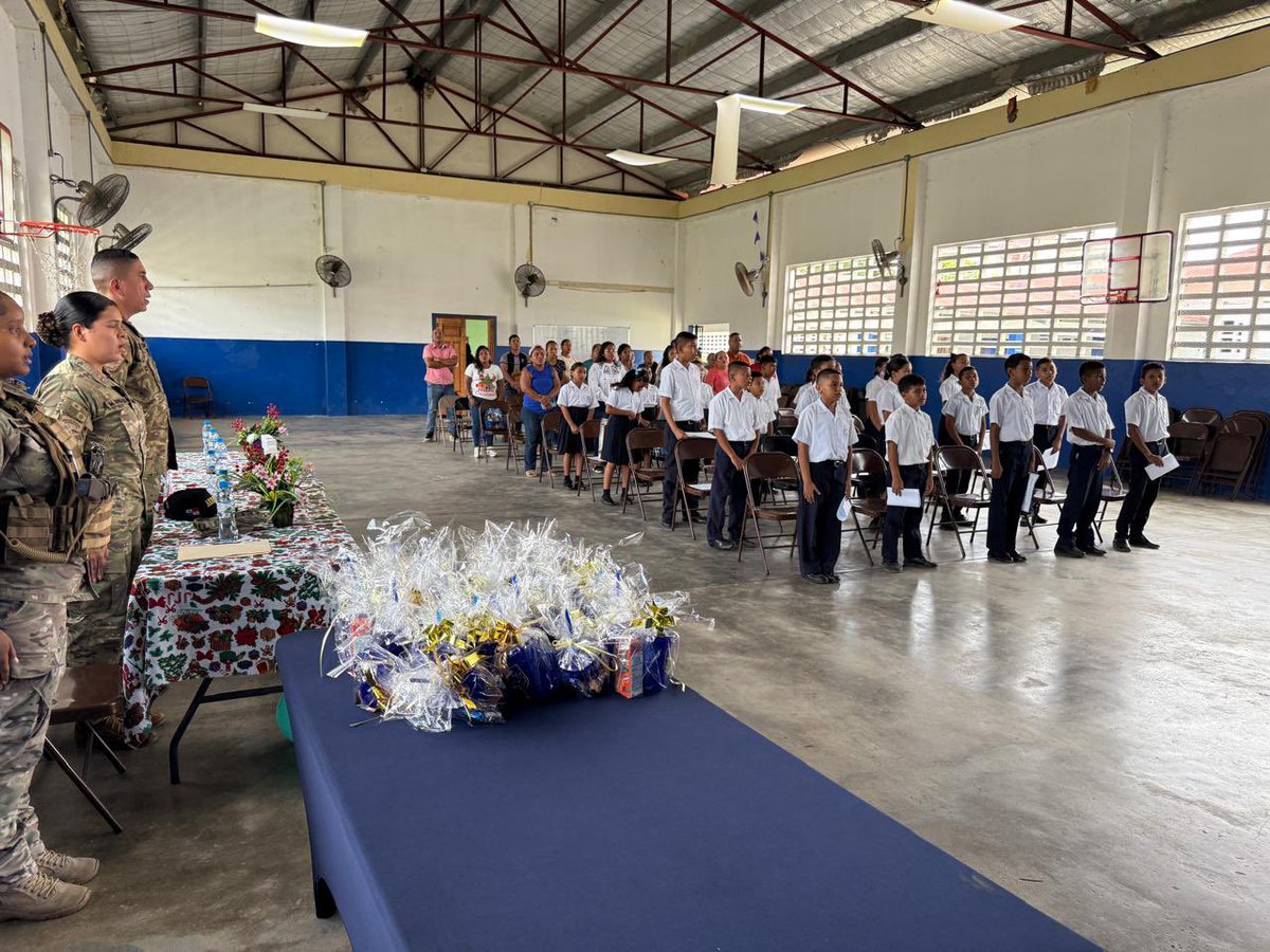 La Cuarta Región #Aeronaval y  la Sección de Niñez y Adolescencia realizaron la ceremonia de graduación del Programa G.R.E.A.T. en el Centro Básico Manuel Benigno Higuero, ubicado en #SanCarlos con la presencia del mayor Israel Salcedo, jefe de la 8va y 9na Zona.
#FuerzaAeronaval