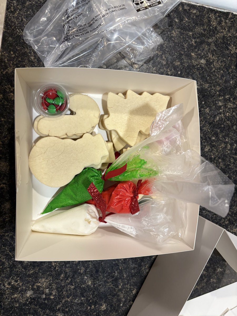 We all want to decorate cookies witb our kids but time is so limited..
Let me help you! Christmas Cookie Kits include:
🍪 12 delicious sugar cookies
🎨 3 tubes of frosting (perfect for little artists!)
✨ Holiday sprinkles for that magical 😘!
Text/call/dm to order 208-691-3796