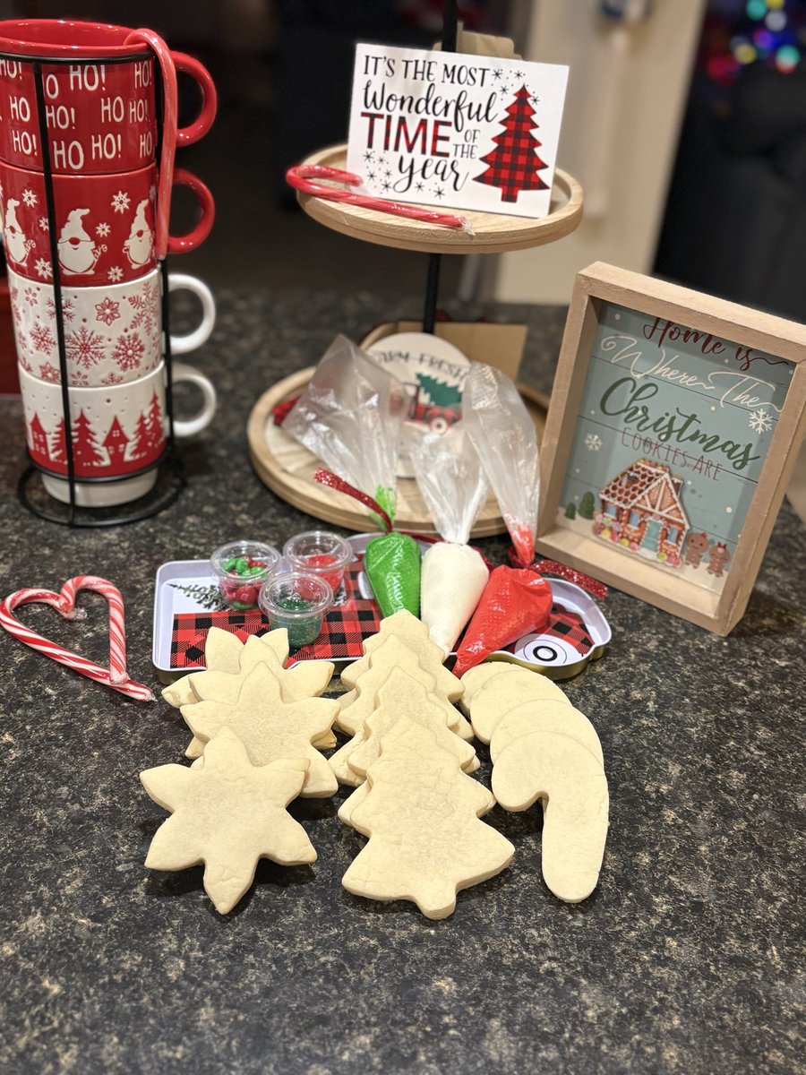 katierunner2021's tweet photo. We all want to decorate cookies witb our kids but time is so limited..
Let me help you! Christmas Cookie Kits include:
🍪 12 delicious sugar cookies
🎨 3 tubes of frosting (perfect for little artists!)
✨ Holiday sprinkles for that magical 😘!
Text/call/dm to order 208-691-3796 https://t.co/ATxDBW1YWg