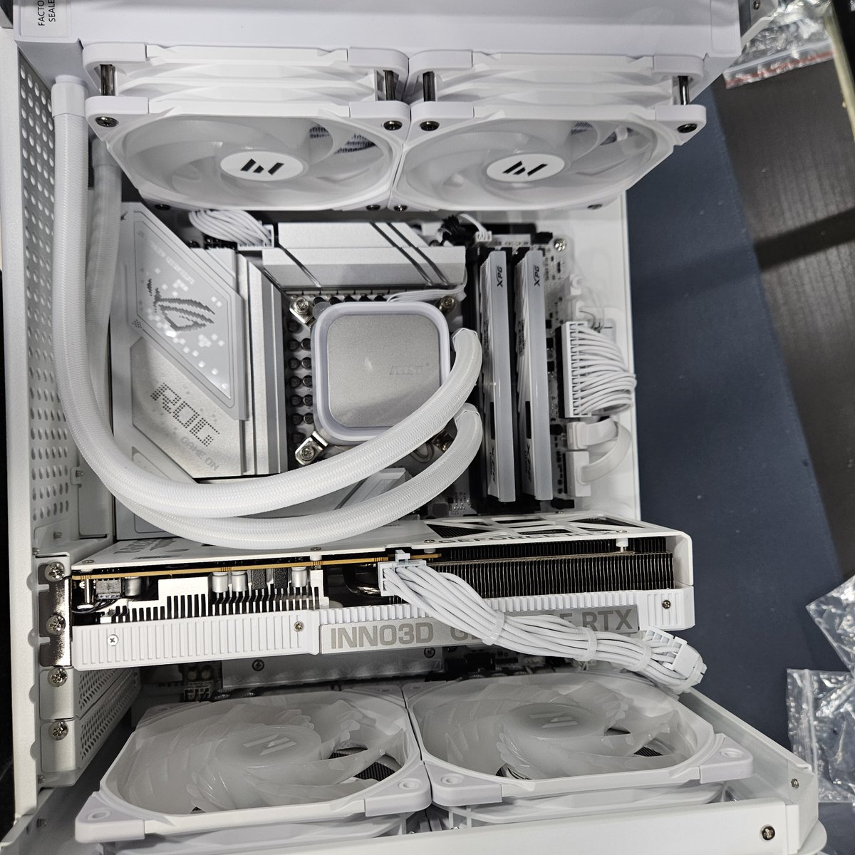 comshine_pc's tweet photo. 인텔 245KF + RTX5060, 존스보 TK-1 화이트 미니 PC 완성 🤍 수랭쿨러부터 파워까지 올 화이트 통일 잘만 AF120 4개로 완벽한 에어플로우 구성 작지만 강력한 FHD~QHD 게이밍 머신
#컴샤인 #화이트PC #미니PC #인텔245KF #RTX5060 https://t.co/5Dg4gOqKfa