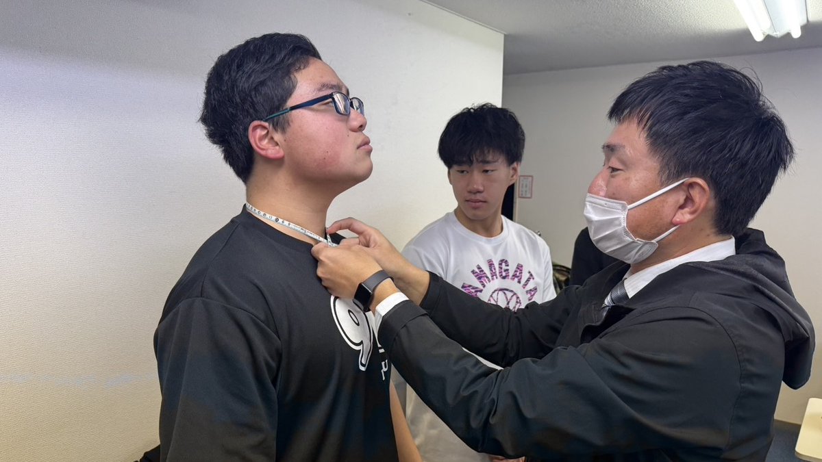 どぉ〜も、おしぇわさまっすぅ〜！😙
#山形所 っすぅ〜🤗
12月に入って今年も終わりが近づいで来たにゃ〜🤓
山形所ではよ、来年度 #入隊予定者 の #制服採寸 ばしたのっだなぁ〜😄
ちぇっと早いげど #自衛隊 の制服に袖ば通してなんだがご満悦🤭
春の入隊式が楽しみだにゃ〜🥳
よっ！未来の自衛官👍✨