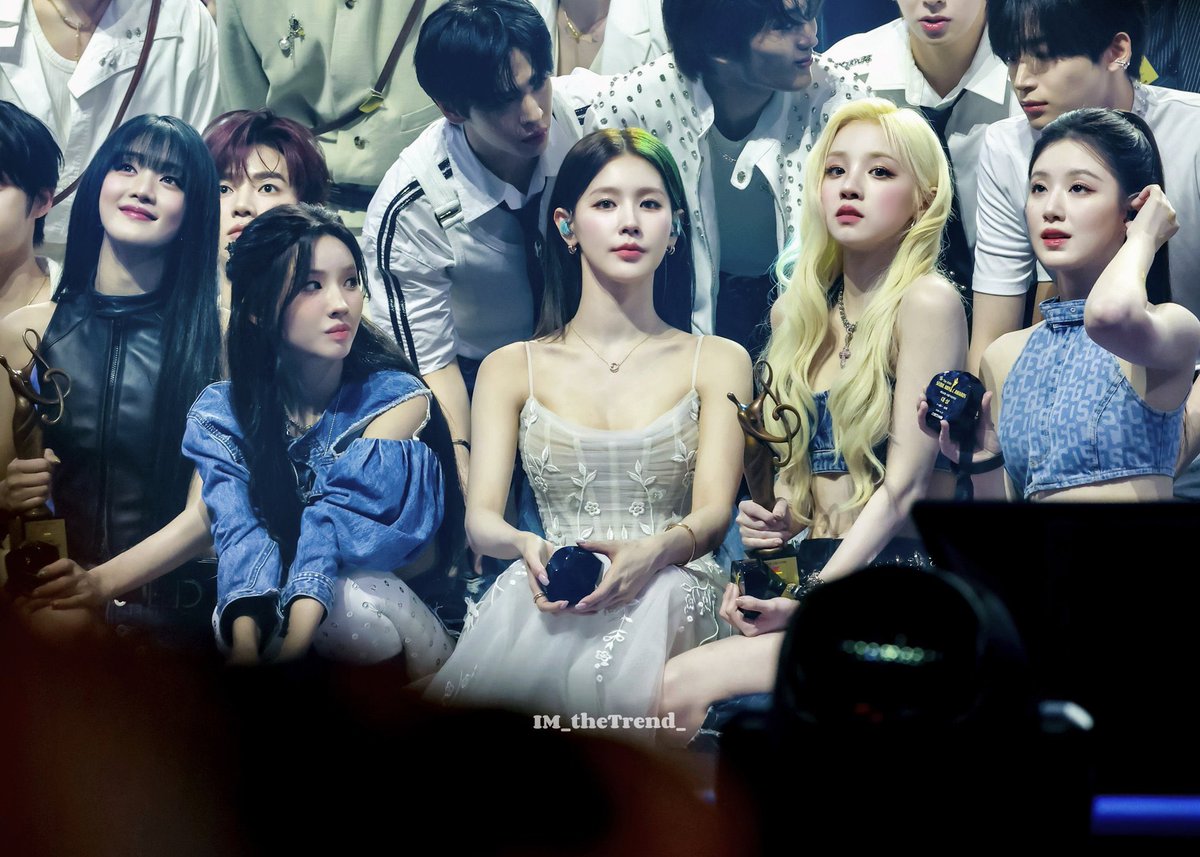 aideulverse's tweet photo. a princess among her group members + their personalized daesang award https://t.co/nqgfLZQKxK
