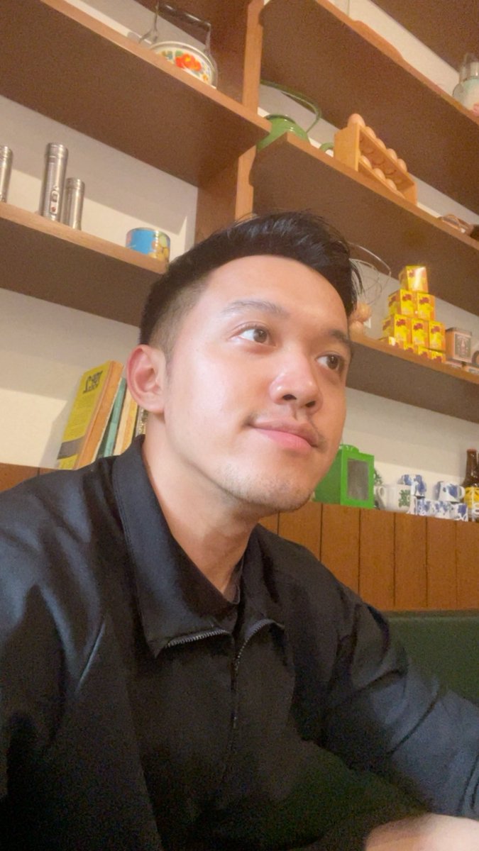 nicodeans's tweet image. temenin makan siang dong!