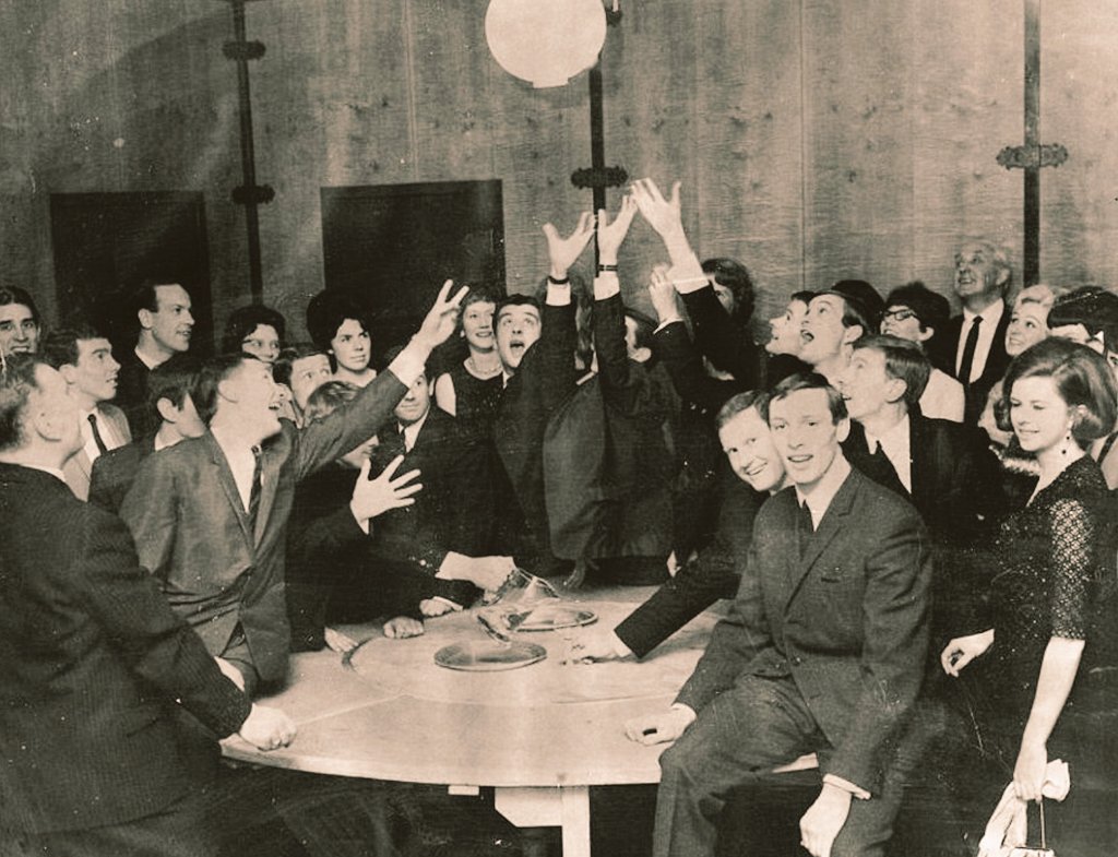 Crystal Palace Christmas party back in 1966

#CPFC #CrystalPalace #Palace #Eagles #Xmasparty