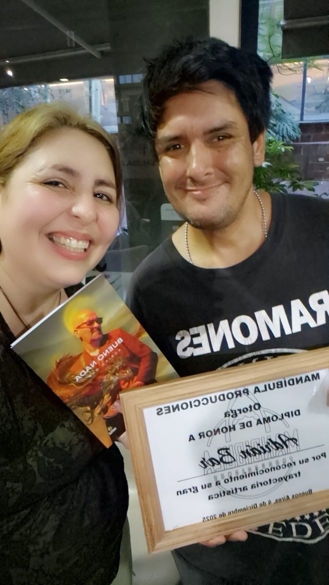 ORIONS2014's tweet image. @YaninaMelgar y mi hijo Juanma con mi libro Bueno Nada. Por primera vez saco un libro gracias Mandíbula ( Gustavo Trichillo) gracias