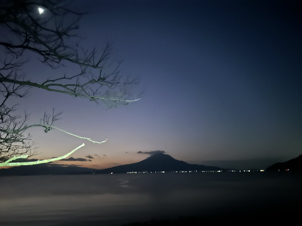 interwave12cub's tweet image. 遅ればせながら、おはようございます！
今日の桜島は朝ラン中に撮影しました。
真っ暗な中で撮影したのですが、なんとなく美しく仕上がりましたよ(^^)

北海道、東北、日本海側の方々はくれぐれも大雪に注意が必要ですね。

今日も一日、元気に楽しんでいきましょう！！！