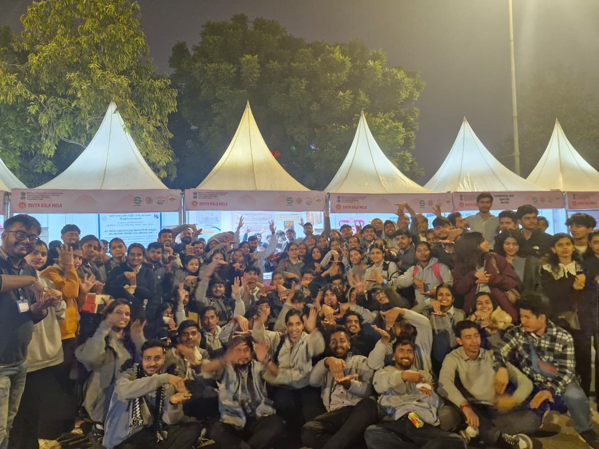 ISLRTC at #DivyaKalaMela2025 🇮🇳
📍 Kartavya Path, New Delhi | 13–21 Dec
Celebrating PwD talent &amp; inclusion. Our ISL stall promoted Indian Sign Language, accessibility, and Deaf inclusion. ♿🤝
#ISLRTC #IndianSignLanguage #AccessibleIndia #DisabilityInclusion