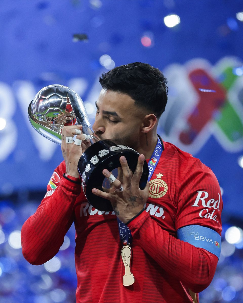 LigaBBVAMX's tweet image. Así se levanta un sueño. 🔥
Así se escribe historia en rojo. 🏆

@TolucaFC alzó el título del #Apertura2025 y selló su grandeza como bicampeón de la #LigaBBVAMX. 

📝 Los detalles: bit.ly/3ME8qOA