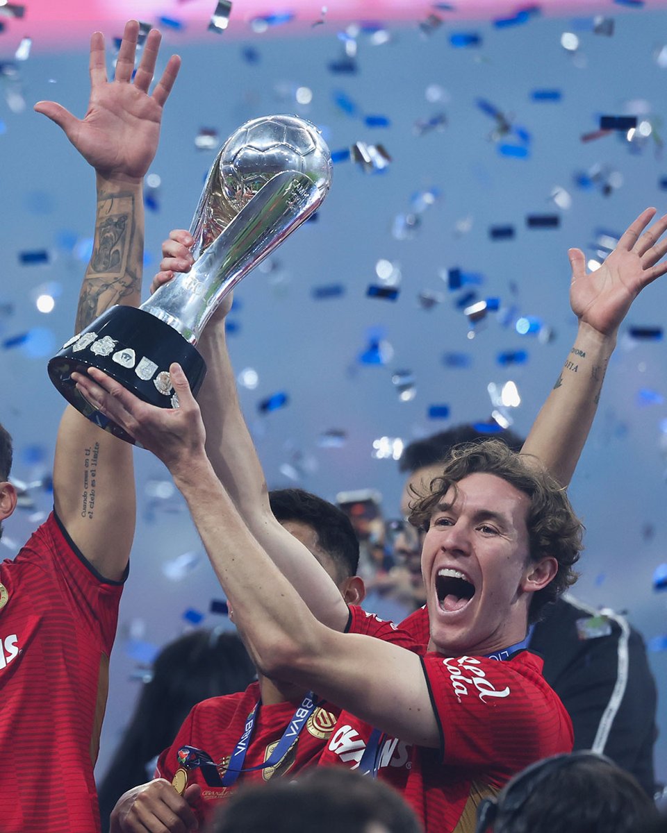 LigaBBVAMX's tweet image. Así se levanta un sueño. 🔥
Así se escribe historia en rojo. 🏆

@TolucaFC alzó el título del #Apertura2025 y selló su grandeza como bicampeón de la #LigaBBVAMX. 

📝 Los detalles: bit.ly/3ME8qOA