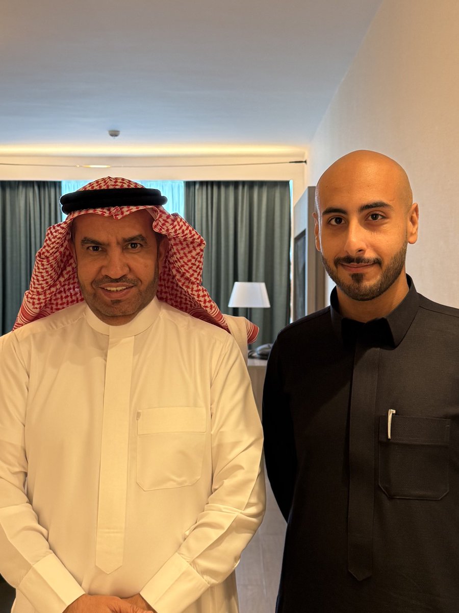 AKA_Emrys's tweet photo. تشرفت اليوم بلقاء المهندس محمد السراح، رئيس مجلس إدارة الاتحاد السعودي للتنس، حيث تبادلنا الحديث حول المستقبل الواعد لرياضة التنس في المملكة العربية السعودية.

إن جهود الاتحاد تحت قيادته تعكس التزامًا عميقًا بتطوير اللعبة، من خلال استضافة البطولات العالمية الكبرى، واكتشاف المواهب الوطنية، وبناء بنية تحتية متطورة تدعم جيلًا جديدًا من اللاعبين القادرين على المنافسة الدولية. هذا اللقاء يمثل دافعًا قويًا لتعزيز التعاون ومضاعفة الجهود لتحقيق إنجازات تخدم الرياضة السعودية وشبابها، بما يتماشى مع رؤية المملكة الطموحة في مجال الرياضة.

شكرًا لك على هذا اللقاء المثمر والملهم 🇸🇦🎾

#تنس_السعودية #الاتحاد_السعودي_للتنس #رؤية_2030