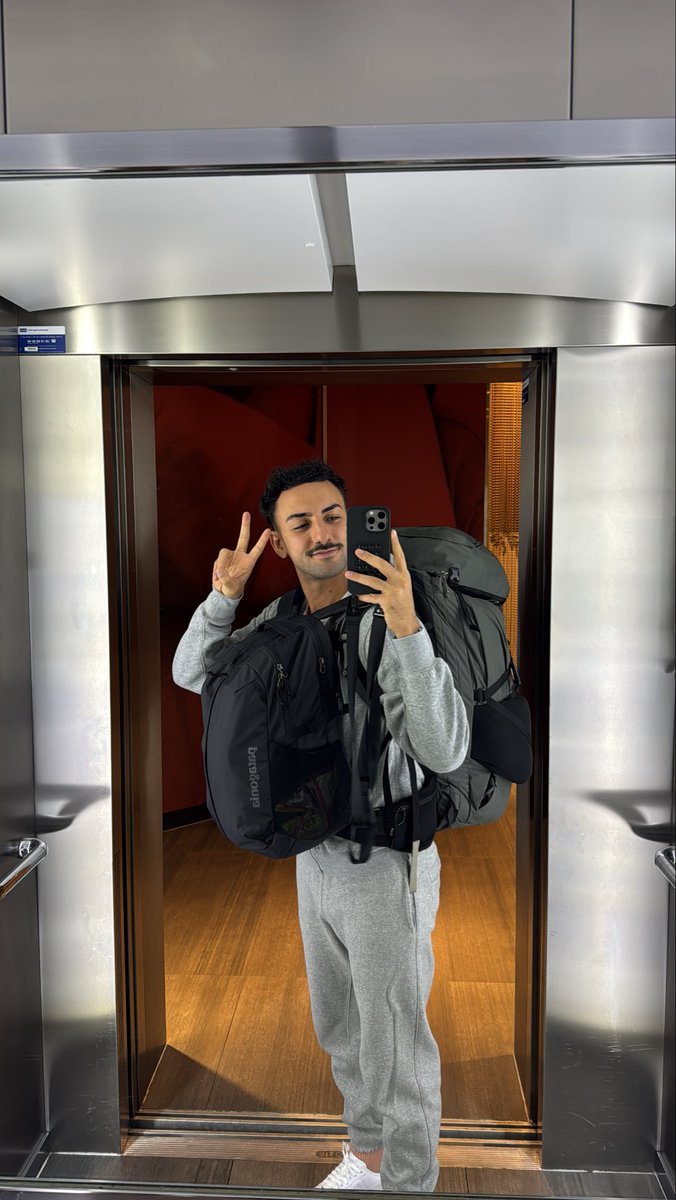chris_VP96's tweet photo. C’est l’heure du départ ! 
À dans 7 mois la France 🌍✈️ https://t.co/3AHk5s4scg