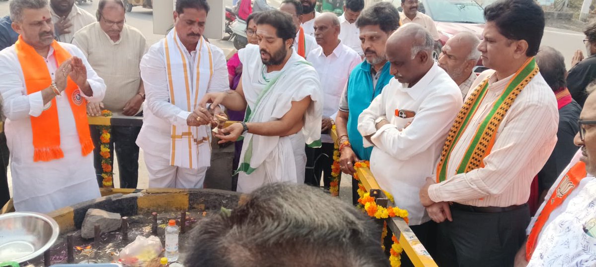 YashwanthKC's tweet photo. భారత మాజీ ప్రధాని, భారతరత్న,  శ్రీ అటల్ బిహారీ వాజ్‌పేయి గారి విగ్రహ శంకుస్థాపన కార్యక్రమం .
హాలీవుడ్–బాలీవుడ్ సెంటర్, గుంటూరు https://t.co/MeJrlaTWt2