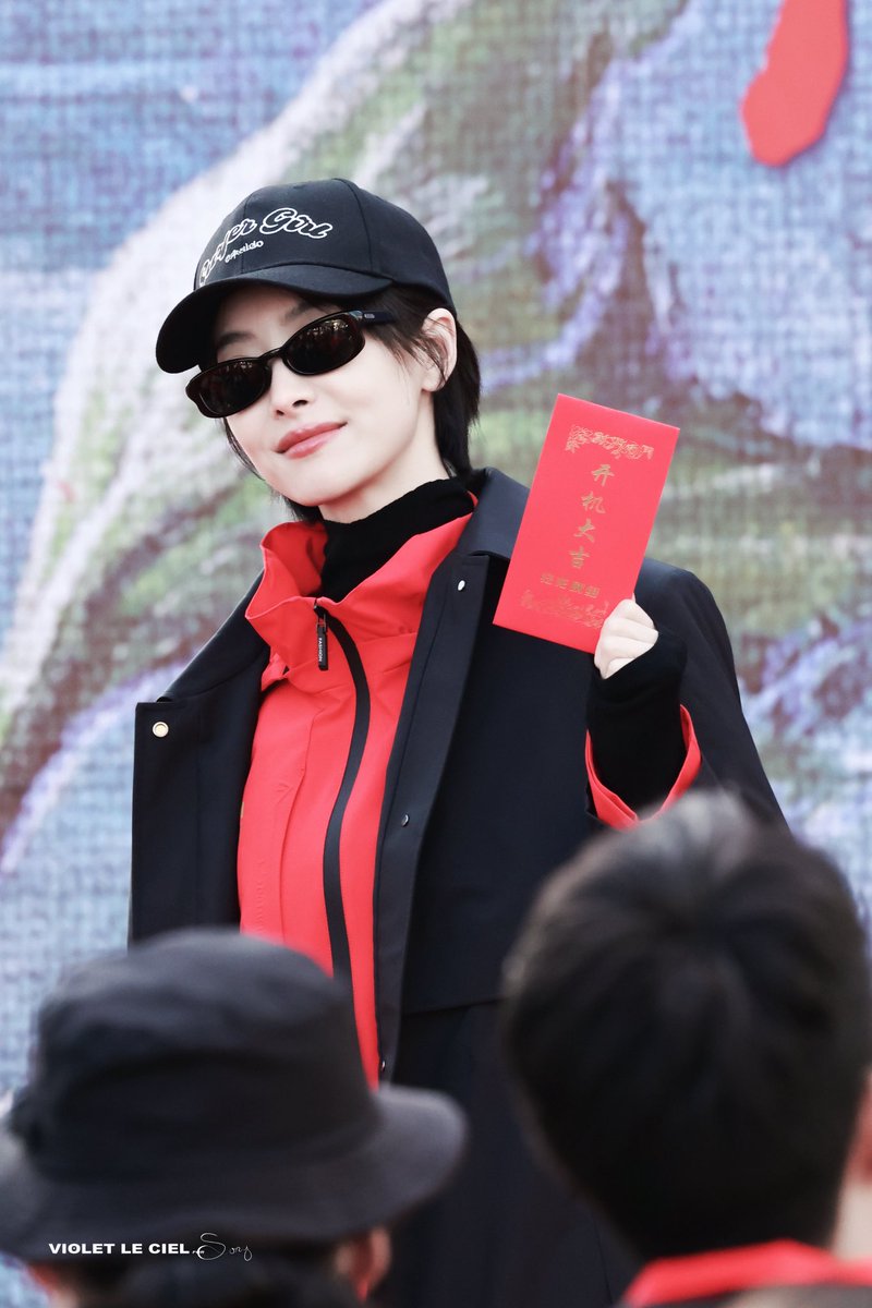 songqianarchive's tweet image. #SongQian officially announced as lead cast for iQiyi suspense drama #WildBloom #狂花.

Wu Ying is a socially awkward policewoman with Asperger’s syndrome and a high-IQ crime-solving skills creating a striking contrast.

#victoriasong #宋茜
