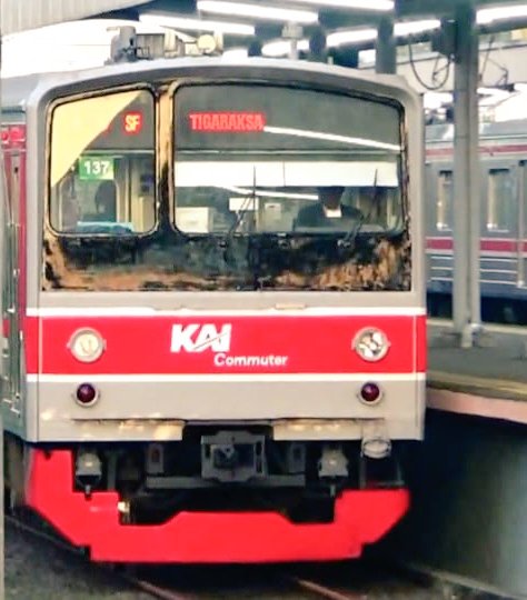 FKPKT1's tweet photo. Jumlah Pengguna KA Stasiun Tigaraksa akan terus mengalami peningkatan setiap harinya, karena masifnya proyek pembangunan perumahan mandiri dan industri baru di kawasan stasiun Tigaraksa sehingga prasarana perkeretaapian stasiun Tigaraksa  perlu segera ditingkatkan &amp; dikembangkan https://t.co/l839iC5giP