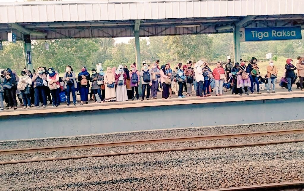 FKPKT1's tweet photo. Jumlah Pengguna KA Stasiun Tigaraksa akan terus mengalami peningkatan setiap harinya, karena masifnya proyek pembangunan perumahan mandiri dan industri baru di kawasan stasiun Tigaraksa sehingga prasarana perkeretaapian stasiun Tigaraksa  perlu segera ditingkatkan &amp; dikembangkan https://t.co/l839iC5giP