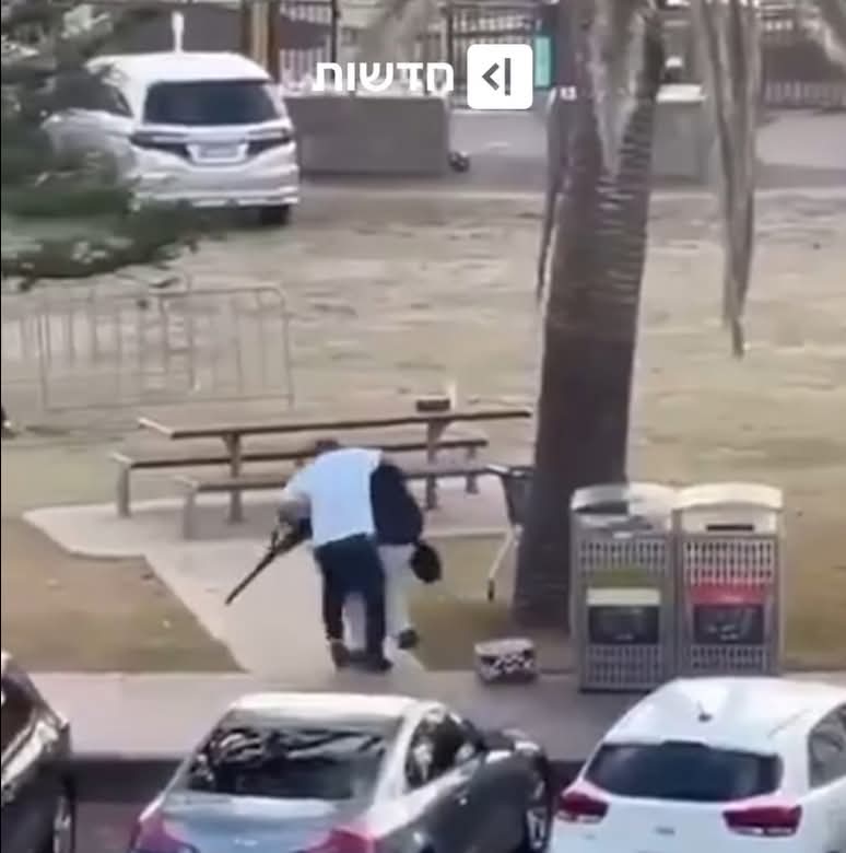 Jafarfarah1's tweet image. להיאבק בגזענות ובפשעי שנאה בכל מקום. כל מי שרוצה לחיות בעולם נורמלי חייב לעמוד נגד רצח יהודים בסידני ונגד תקיפת  אשה ערבייה ביפו. אפשר לחיות בעולם טוב יותר.