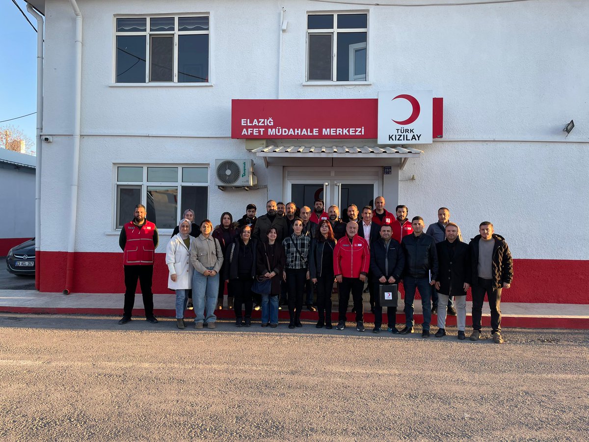 AktaEtin's tweet photo. Fırat Üniversitesi Afet Yönetimi Anabilim Dalı Başkanı Dr. Ögr. Üyesi Onur Yerlikaya ŞAŞMAZ, Siyaset Bilimi ve Kamu Yönetimi Bölüm Başkanı Doç.Dr. Ali Sırrı YILMAZ ile akademisyen ve öğrencilerimizi müdürlüğümüzde ağırladık. Nazik ziyaretleri için kendilerine teşekkür ederiz. https://t.co/GoTXesxAyw