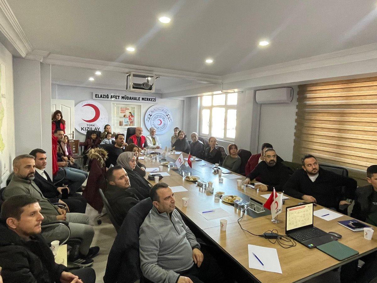AktaEtin's tweet photo. Fırat Üniversitesi Afet Yönetimi Anabilim Dalı Başkanı Dr. Ögr. Üyesi Onur Yerlikaya ŞAŞMAZ, Siyaset Bilimi ve Kamu Yönetimi Bölüm Başkanı Doç.Dr. Ali Sırrı YILMAZ ile akademisyen ve öğrencilerimizi müdürlüğümüzde ağırladık. Nazik ziyaretleri için kendilerine teşekkür ederiz. https://t.co/GoTXesxAyw
