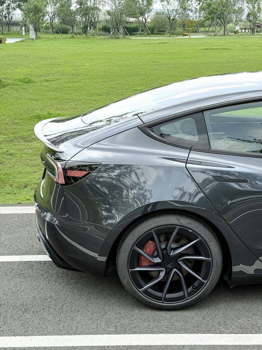 TeslaNewswire's tweet image. 📸 Stealth Grey Model 3 Performance with 19” Warp wheels (exclusive to China)