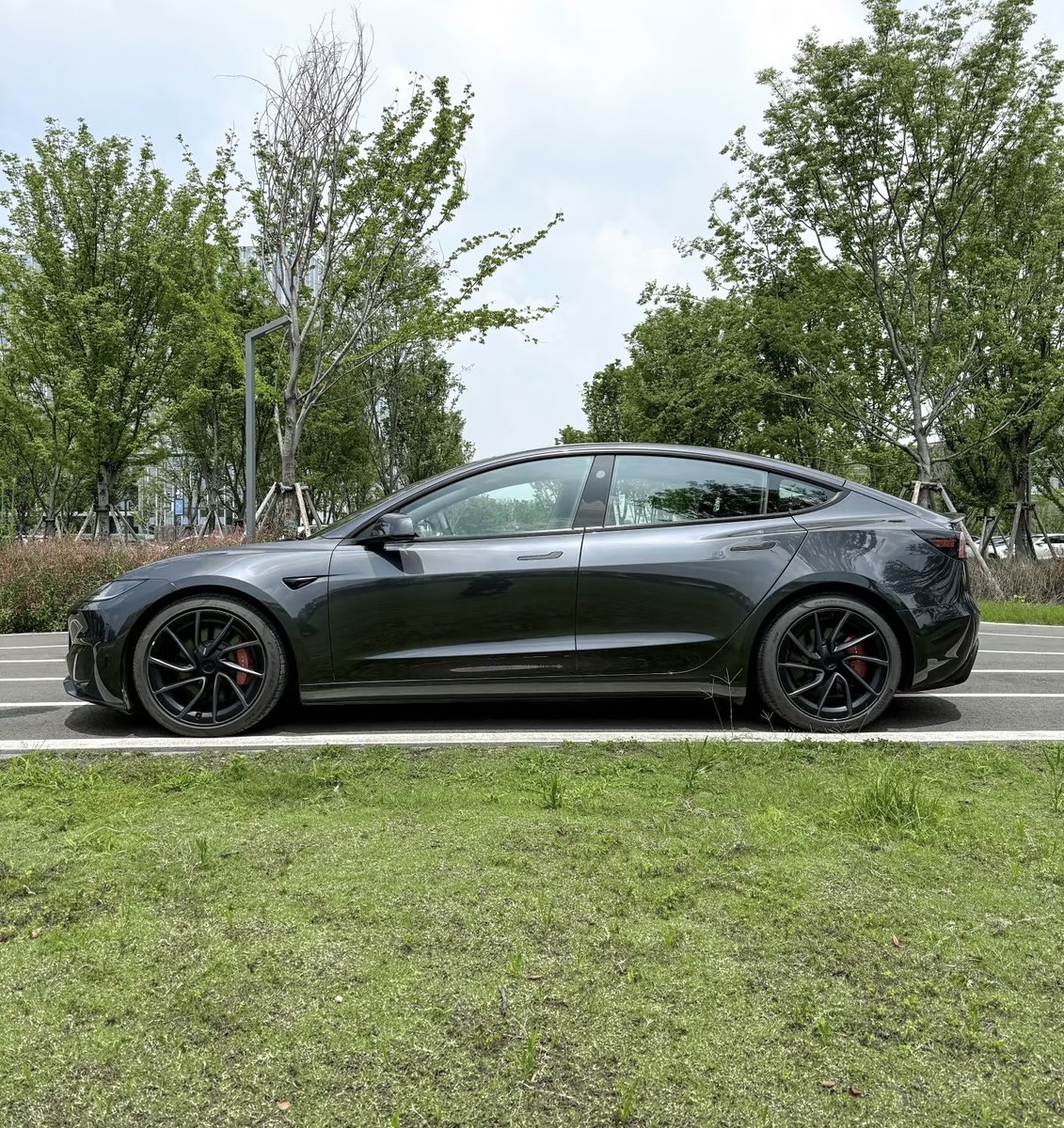 TeslaNewswire's tweet image. 📸 Stealth Grey Model 3 Performance with 19” Warp wheels (exclusive to China)