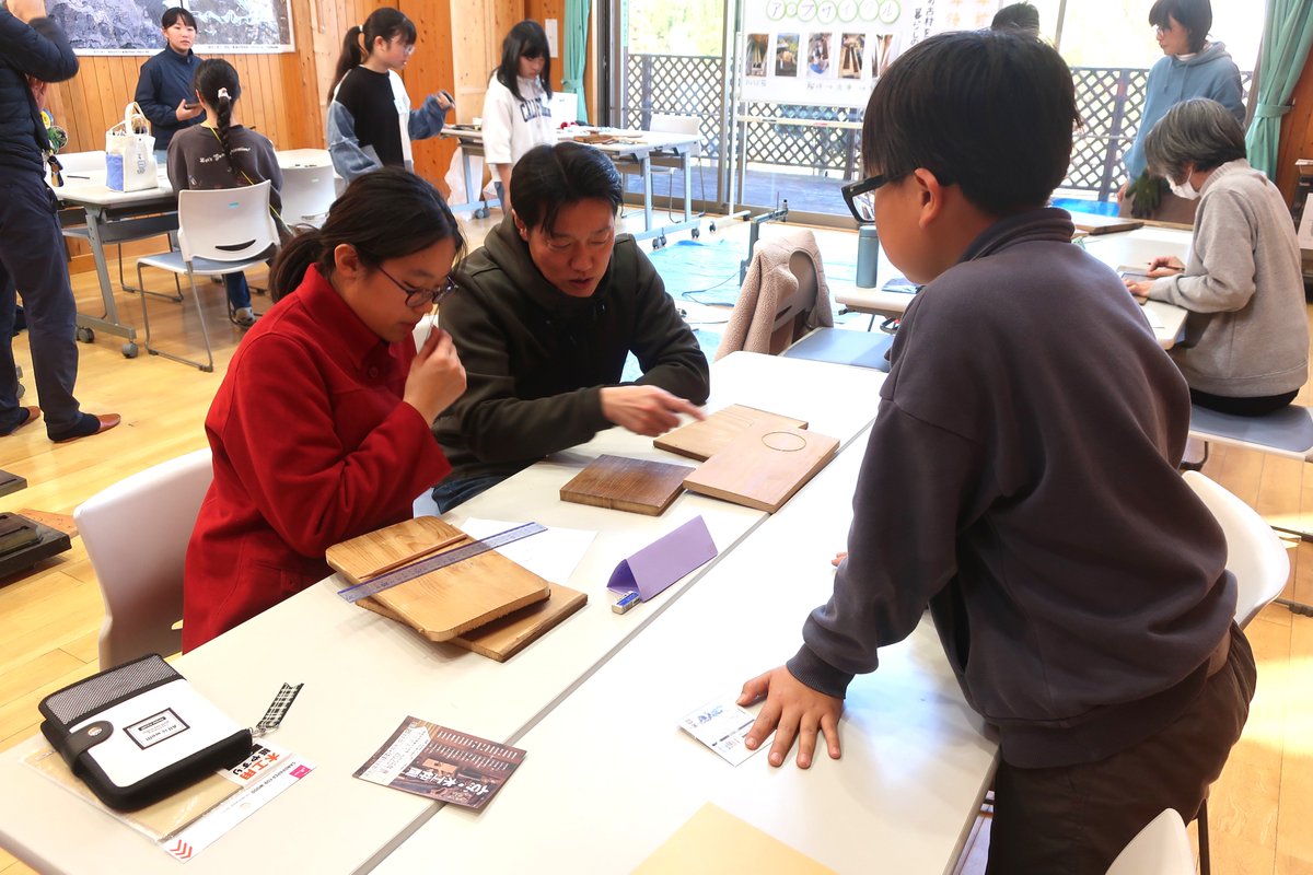 CEDJapan's tweet photo. 「第6回Kyotoアントレプレナーチャレンジ」の採択事業『100年前の素材に100年後の価値を』プロジェクトのNEKIチームが12月13日に長岡京市の西代里山公園で古材を使った物作り体験のワークショップを開催しました。中には安政6年（1859年）と書いたまな板や今やとても貴重な屋久杉の板も。 https://t.co/LTEaxBs79e