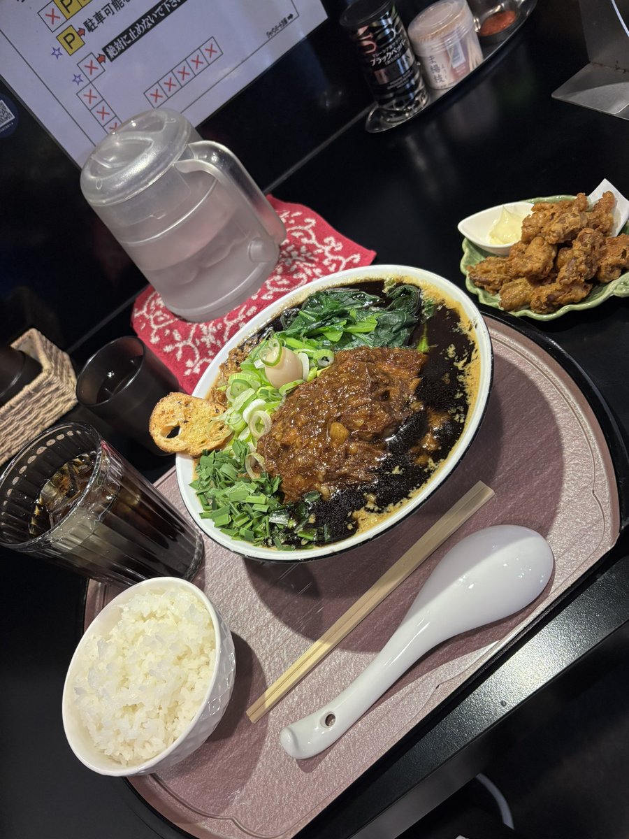 PICASSO50241919's tweet photo. 土曜日の夜は心温さんへ！

豚トロガーリック味噌大盛＋青菜＋マー油＋モツから＋RP半ライス

頂きました🍜

冬といえばこれ😋
濃厚スープがしっかり麺に絡む😁 TPの青菜がいいアクセントに👍豚トロチャーシューも旨い👍

最後はモツからとご飯ドボンで完飲完食‼️
ごちそうさまでした🙏

#らー神心温 https://t.co/c4lKjL5iLf