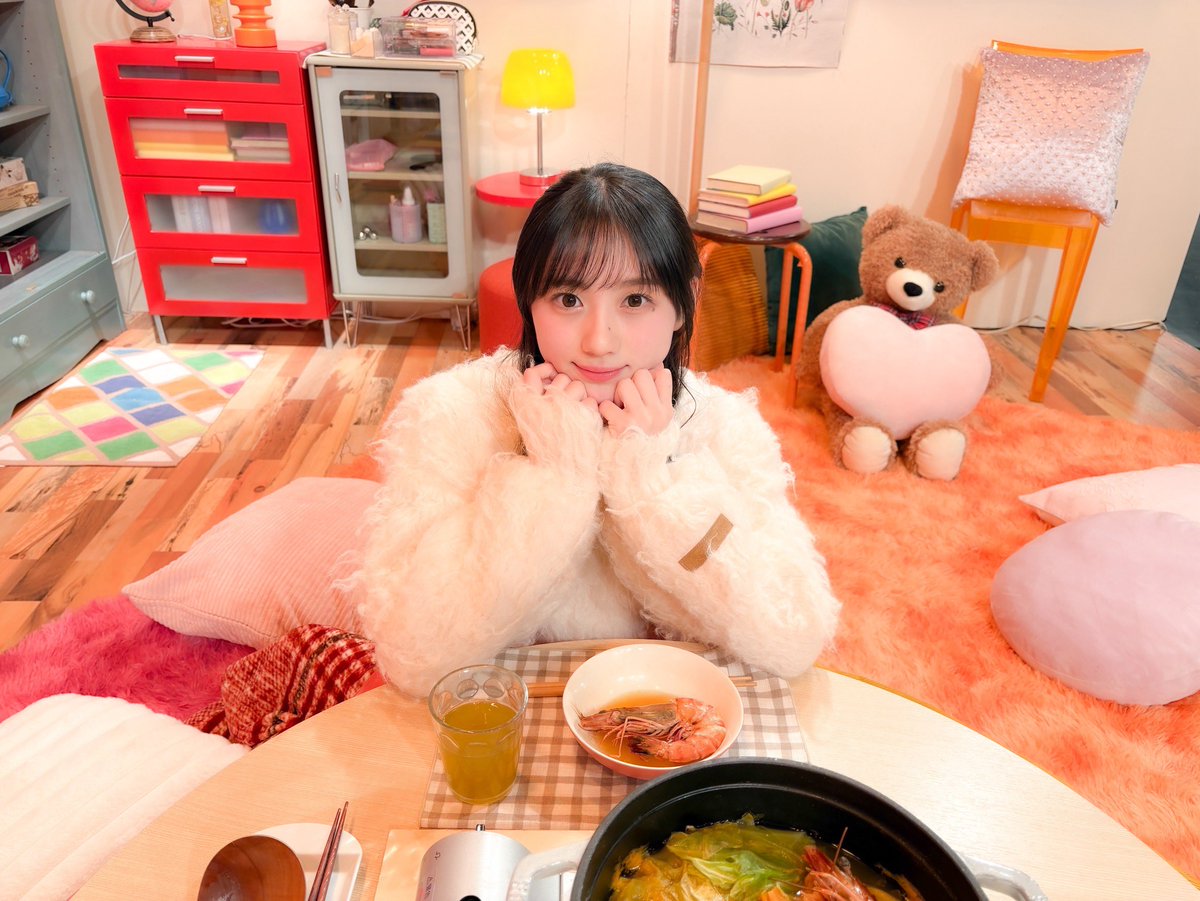 nogizaka46's tweet photo. 昨日放送の「のぎ鍋」 #TVer で配信中‼️

梅澤美���のお相手は #川﨑桜 でした
まだの方はチェックしてみてください💌

📸byうめ

#のぎ鍋 #乃木坂46  
#梅澤美波 #川﨑桜 #中西アルノ
https://t.co/4rASGcywBI https://t.co/5AXcPTjU3E