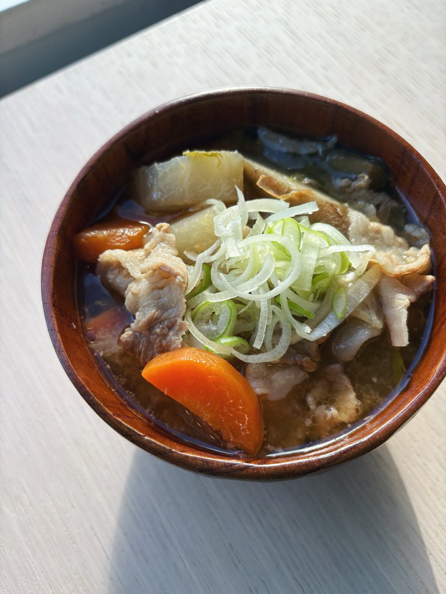 akari_hasegawa's tweet photo. きほんの豚汁。出汁不要、豚肉と味噌の旨み&amp;長ネギの甘みを吸い込んだ厚切り根菜が主役です。時間はかかるけれどほとんど放置で大丈夫。おいしくするために必要な工夫を最小限まで削ぎ落としました。シンプルは美しい。きっと毎日の助けになるはずです。https://t.co/xmhFpjMHoG https://t.co/DRFYLq4zqb