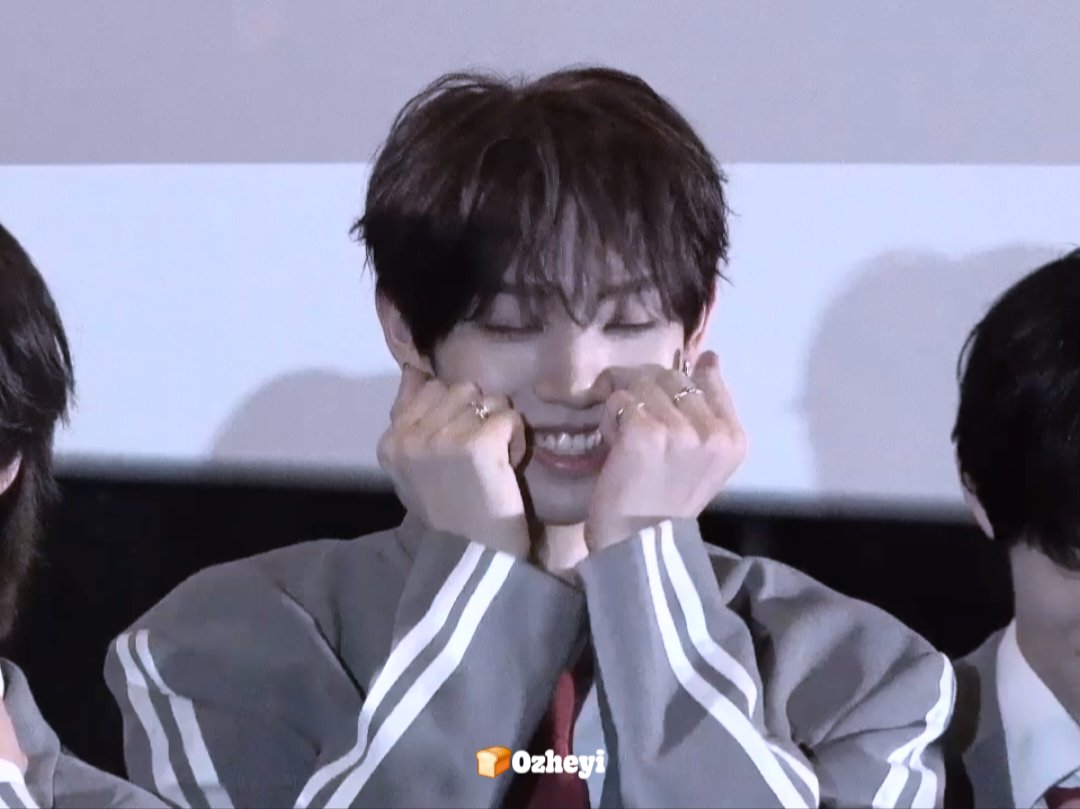 판저이 넥타이로 할거 다해놓고
마지막에 부끄러워하는거 갭모에 ㅁㅊ

#판저이 #FANZHEYI #范哲逸