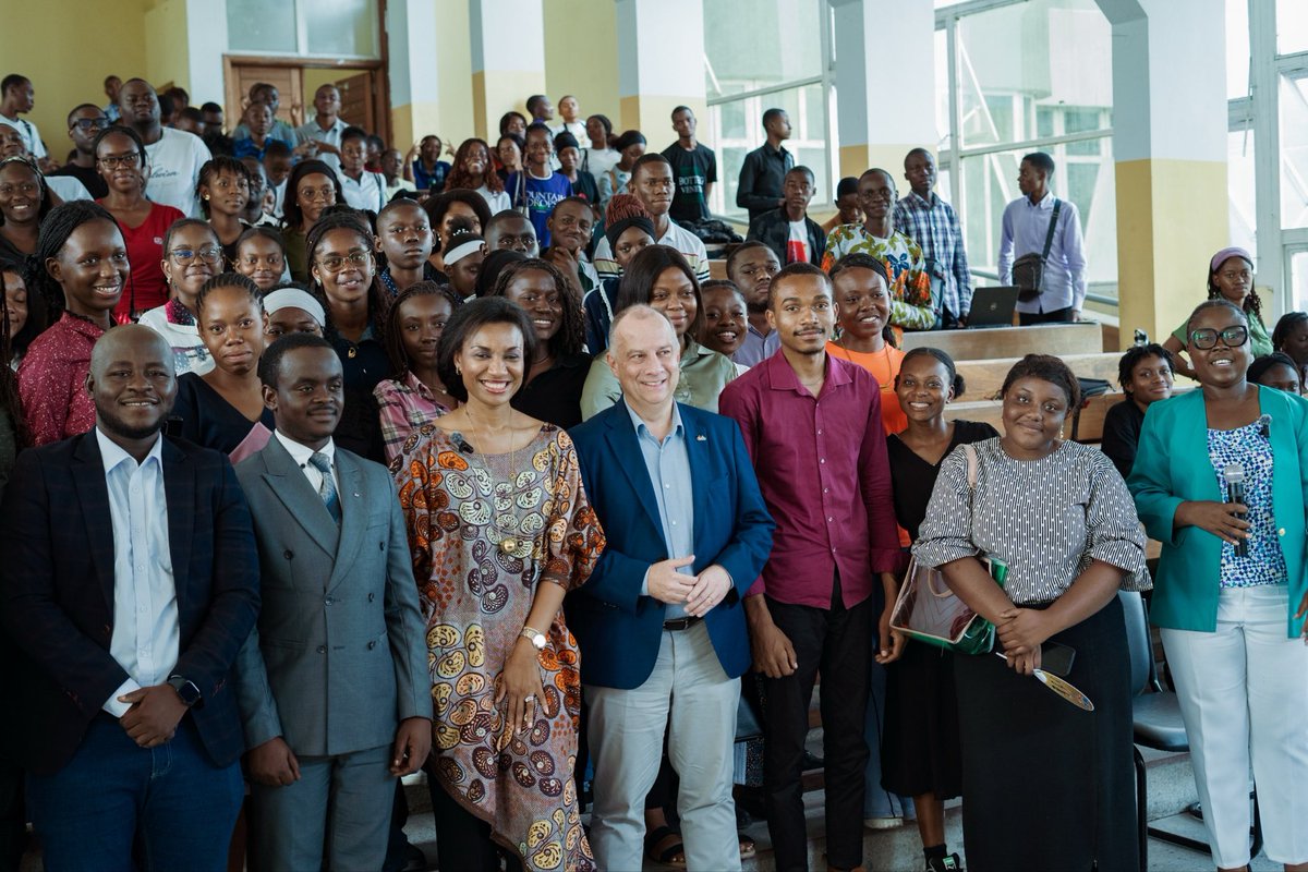 molobeli_yabasi's tweet photo. Après une première étape réussie à HEC, l’aventure #ForceCollective s’est poursuivie le 12 décembre à l’UCC Mont-Ngafula 🇨🇩

Aux côtés de Mme @OdianeLokako, de Jean-Philippe Waterschoot et Blaise Mposo, nous avons échangé avec les étudiants sur :
✔️ guérison des blessures sociales et morales
✔️ actions concrètes
✔️ leadership responsable

L’engagement et la lucidité des étudiants sur le civisme, la confiance en soi et la persévérance prouvent que la jeunesse congolaise est prête à agir. 🙏 Merci à toutes et à tous.
@SilikinVillage @Margueritagroup @Pourelleinfo1 @MarcelloTunasi 
#LeadershipJeunesse #Civisme #UCCMontNgafula