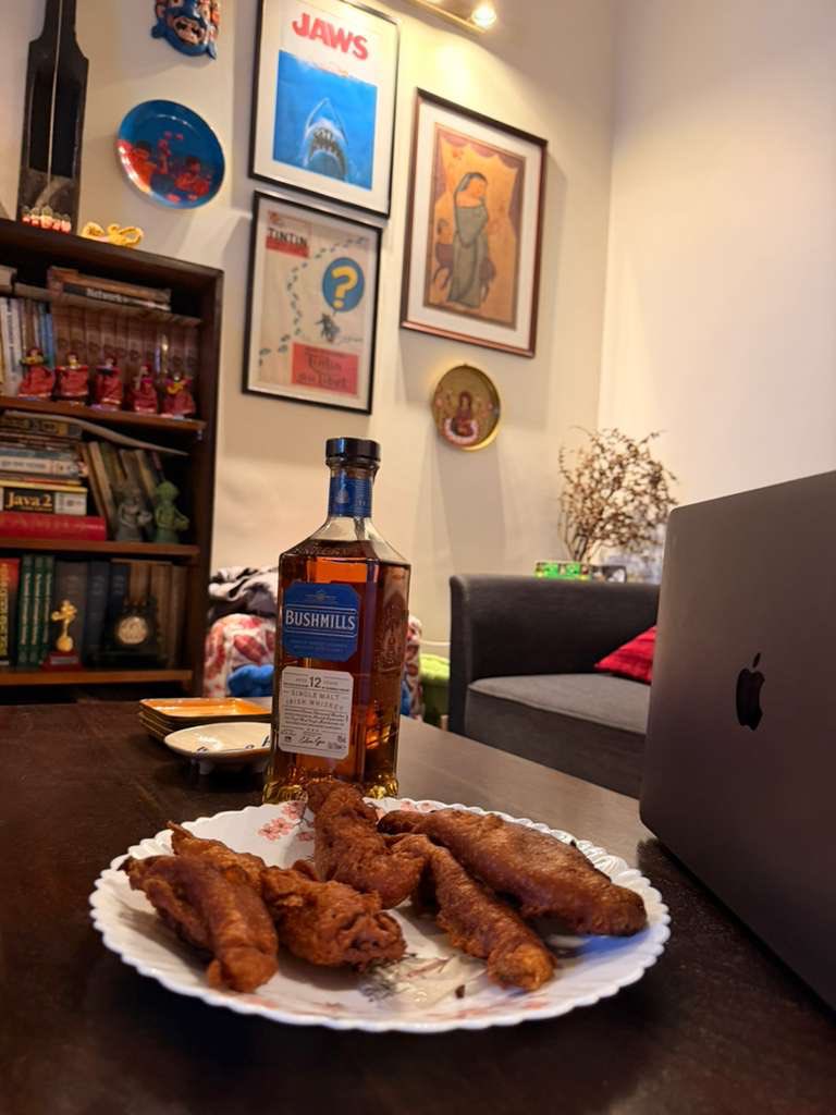 indranath's tweet image. উত্তর আয়ারল্যান্ডের বুশমিলস গ্রামে তৈরি হুইস্কি আর দক্ষিণ কলকাতার এক মাসির হাতে বানানো লোটে মাছের চপ।