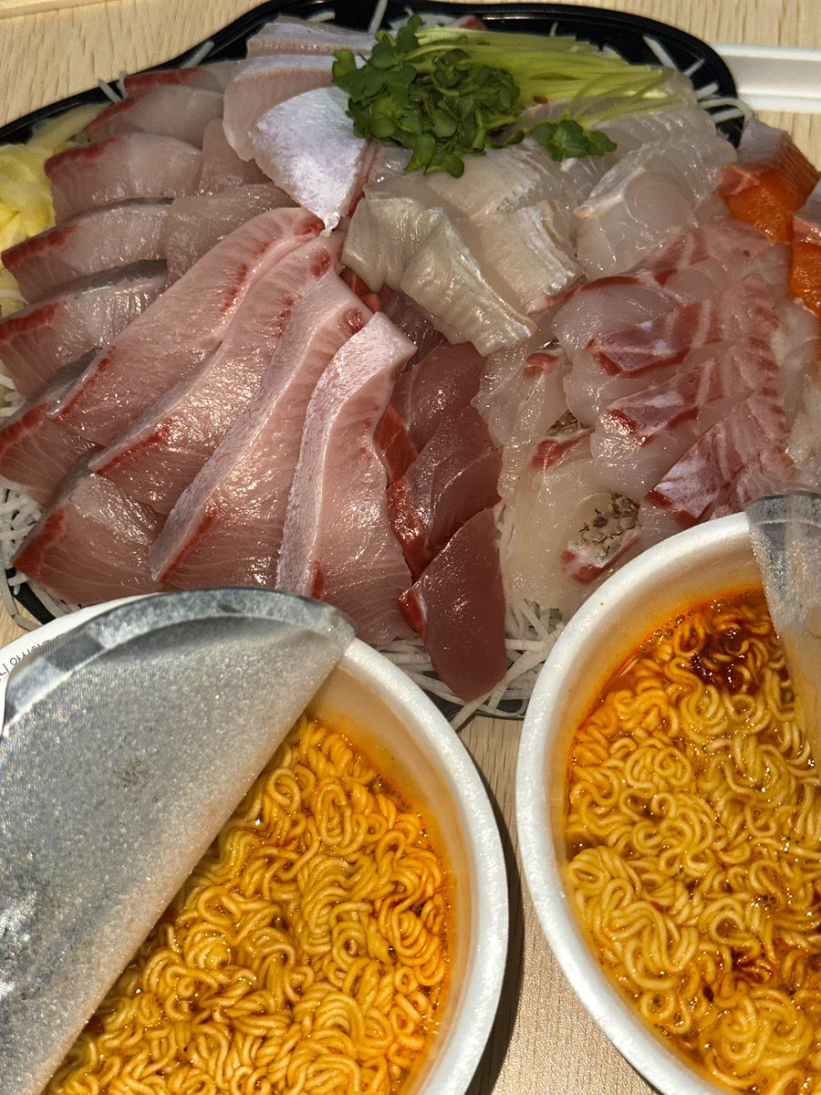 입닫고먹기 tweet media