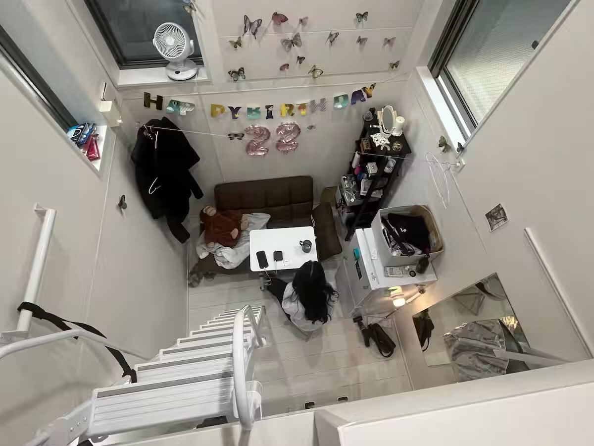 わずか9平方メートル…都心に近い「極小」アパートが若者に人気 狭くても“住めば都”  リビングは3畳ほどで、手を広げれば両側の壁につきそうだ。梯子の上にあるロフトに布団を敷いている。シャワールームとトイレは別々だが、浴槽はない。  https://t.co/yaY42SCSID