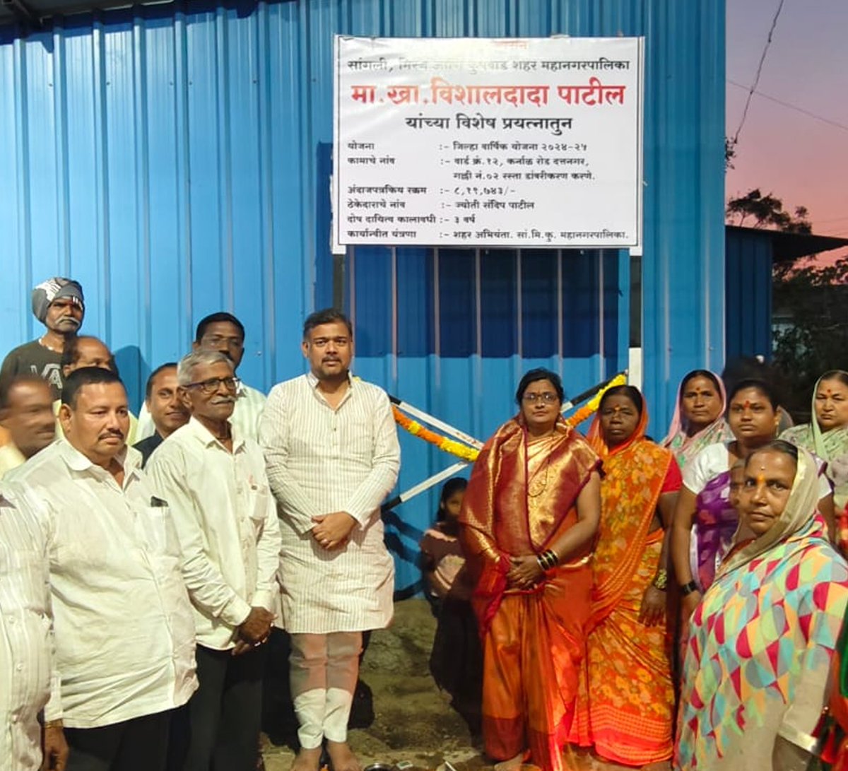 patilvishalvp's tweet image. सांगलीतील वार्ड क्र.१२ तसेच १९ मधील विविध कामांचे भूमिपूजन तथा लोकार्पण नागरिक तथा परिसरातील मान्यवरांच्या समवेत केले. या विकासकामांमुळे संबंधित भागातील पायाभूत सुविधा भक्कम होऊन नागरिकांचे जीवनमान उंचावण्यास निश्चितच मदत होईल. सांगली शहराचा सर्वांगीण व संतुलित विकास हेच आमचे…