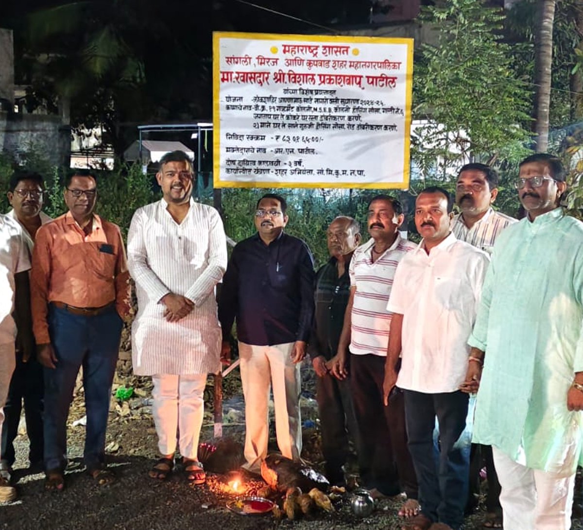 patilvishalvp's tweet image. सांगलीतील वार्ड क्र.१२ तसेच १९ मधील विविध कामांचे भूमिपूजन तथा लोकार्पण नागरिक तथा परिसरातील मान्यवरांच्या समवेत केले. या विकासकामांमुळे संबंधित भागातील पायाभूत सुविधा भक्कम होऊन नागरिकांचे जीवनमान उंचावण्यास निश्चितच मदत होईल. सांगली शहराचा सर्वांगीण व संतुलित विकास हेच आमचे…