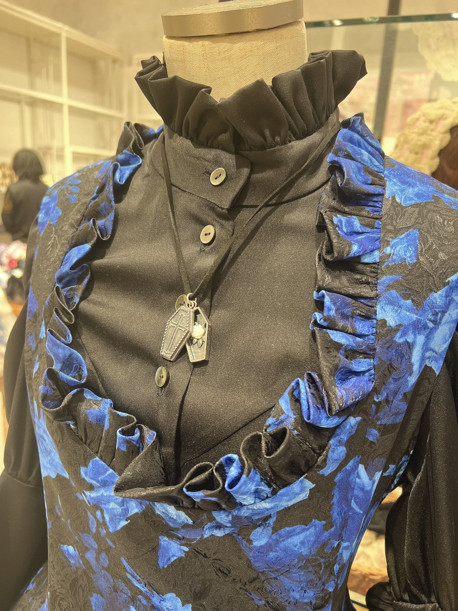 棺桶の蓋が開くゴシックなデザインのネックレス⚰️🌹
薔薇のパーツは白蝶貝で作られています
Atelier BOZとの相性もバッチリです✨

#デコパレ
#デコパレ5